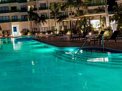 Valle Aurora: piscina iluminada de noche
